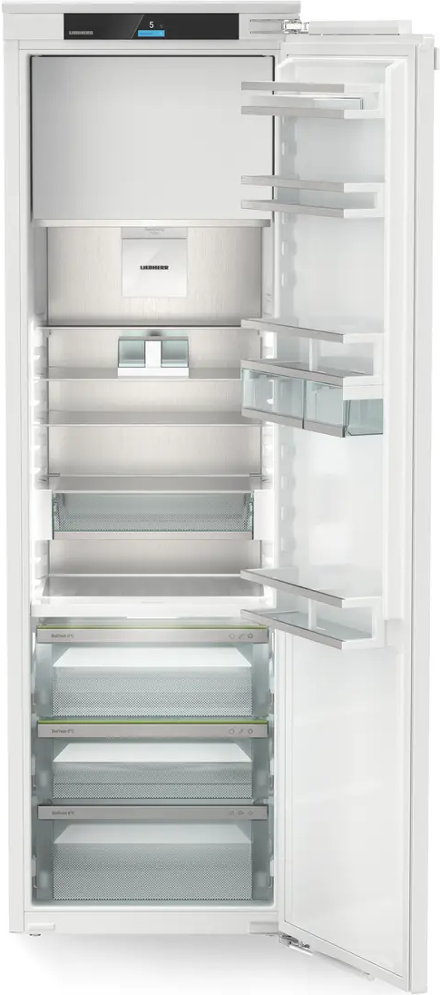 Ein Kühlschrank mit offener Tür, der Regale und Inhalt zeigt.