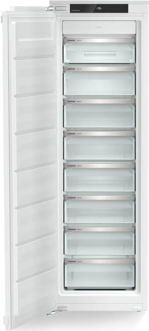 Offener weißer Gefrierschrank mit Regalen. Er hat Glasböden und Schubladen. Die Tür ist offen.
