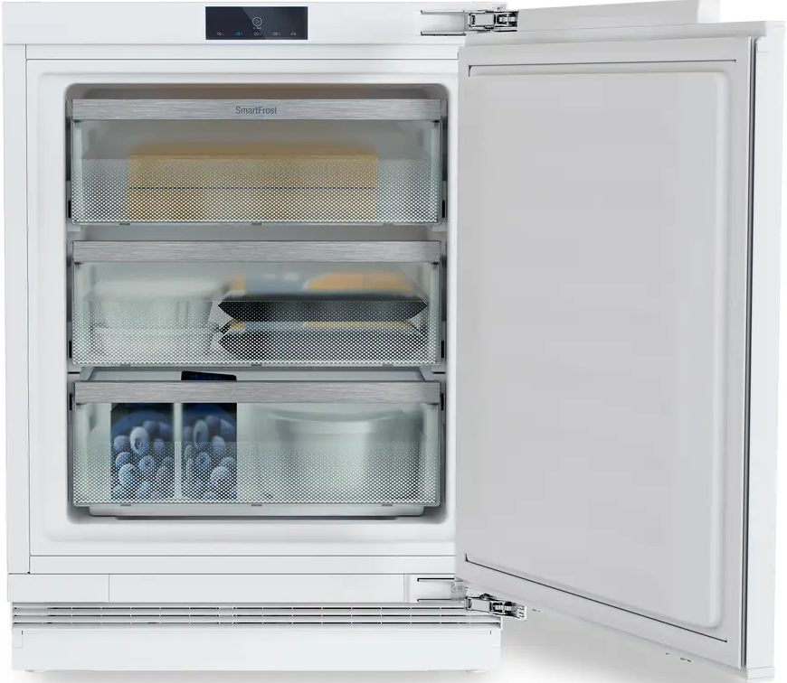 Ein weißer Kühlschrank mit offener Tür, Regale und Schubladen sind sichtbar.