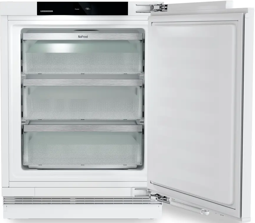 Weißer Kühlschrank mit offener Tür, drei Schubladen sichtbar.