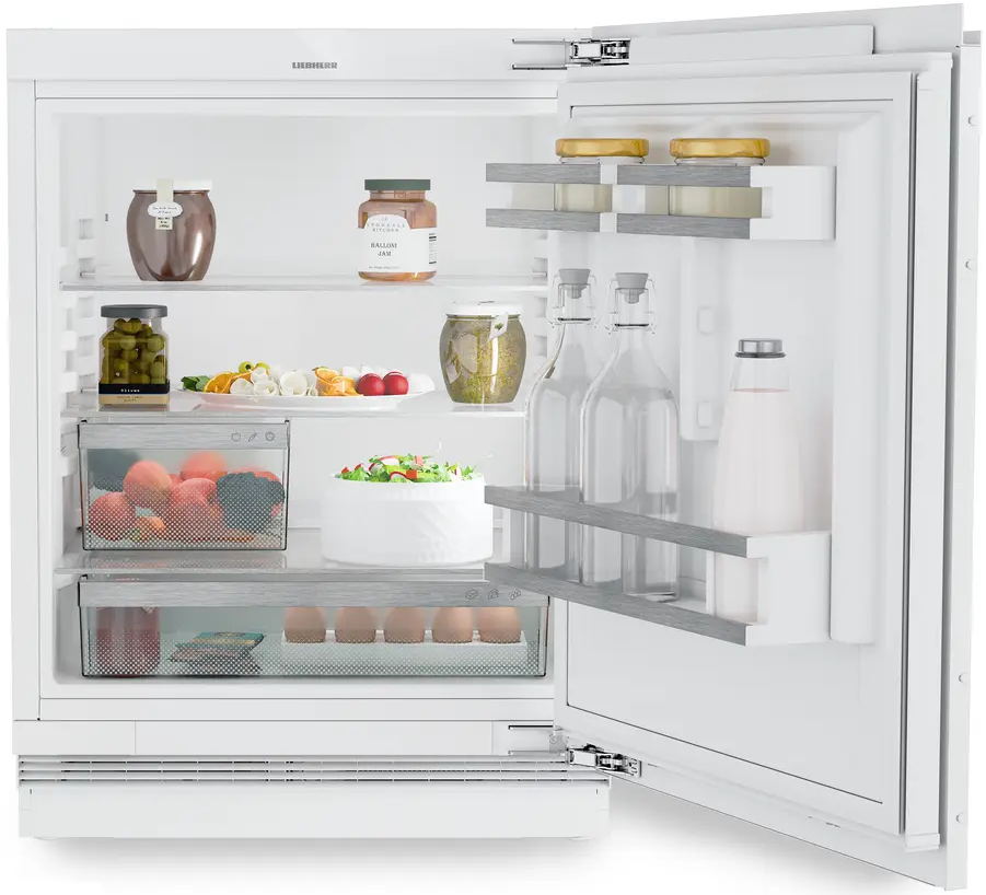 Weißer Kühlschrank mit offener Tür. Zeigt Lebensmittel auf Regalen: Gläser, Flaschen, Produkte und Eier.