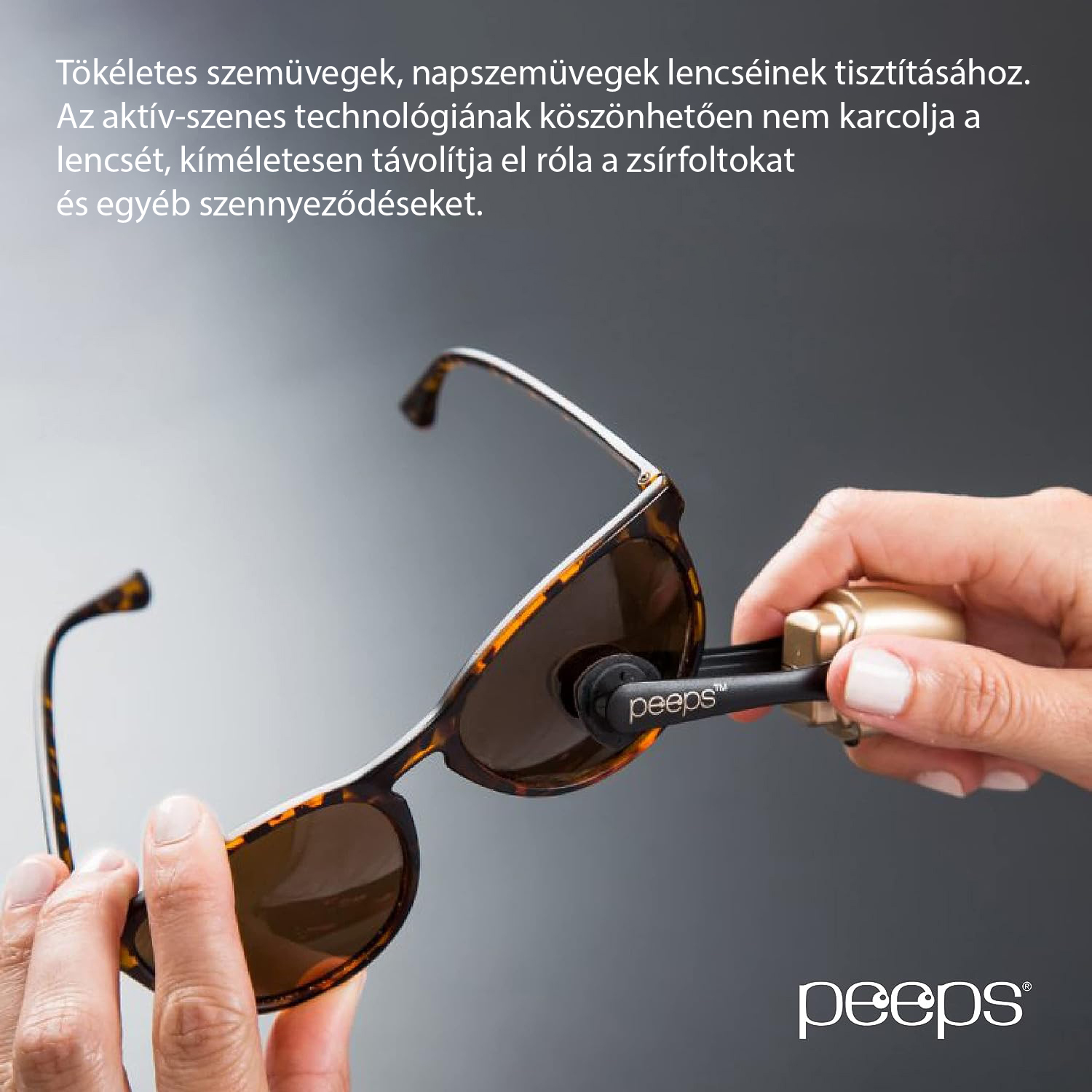 Egy személy napszemüveget tisztít egy tisztító eszközzel. A napszemüveg teknőc héj színű.