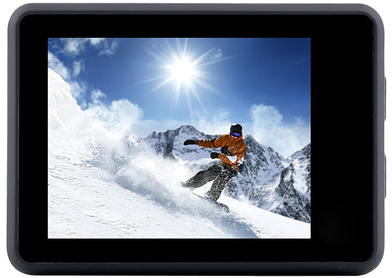 Akció kamera képernyője, egy snowboardozót mutat lejtőn.