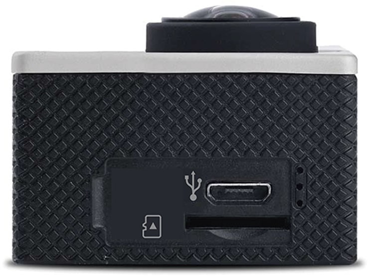 Egy kis fekete akciókamera, amely a hátulját mutatja USB porttal, SD kártyanyílással és gombokkal.