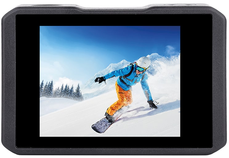 Egy akciókamera, amely egy snowboardost mutat egy havas lejtőn, kék ég alatt.