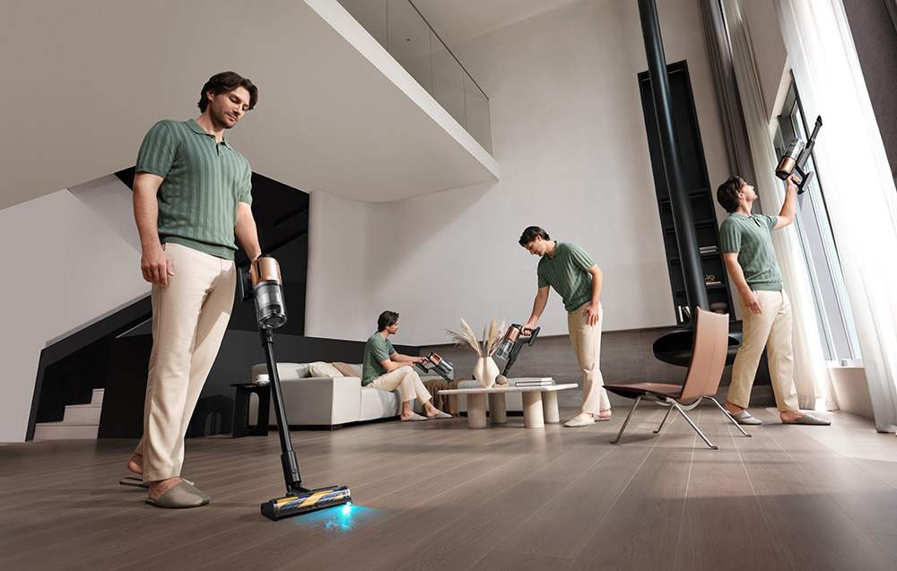 Wiele obrazów pokazuje mężczyznę odkurzającego nowoczesny salon za pomocą wszechstronnego odkurzacza.