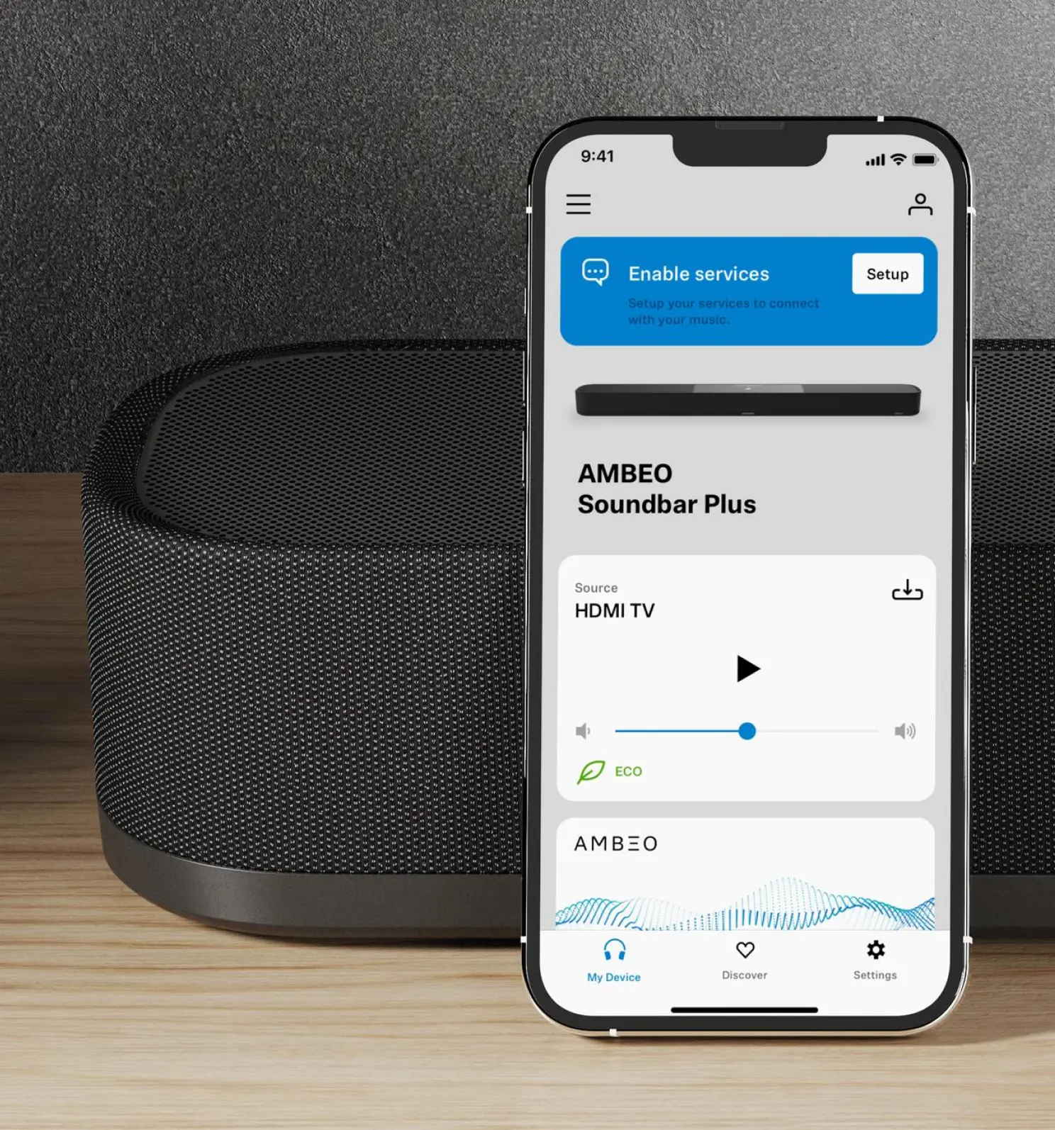 Ein Telefon mit einer Soundbar-App-Oberfläche. Eine schwarze Soundbar befindet sich links.
