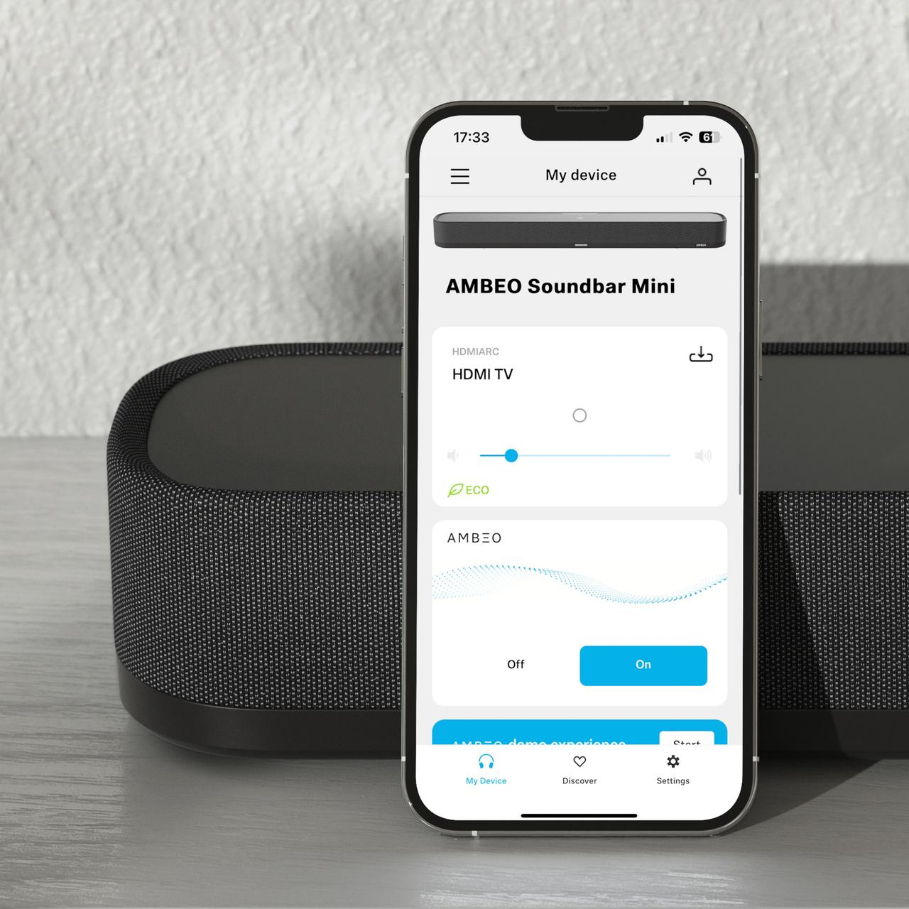 Une personne tenant un smartphone avec une application pour la maison intelligente.