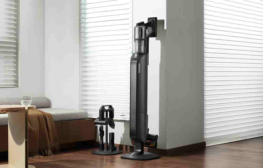 Odkurzacz stojący obok stacji ładującej i akcesoriów.