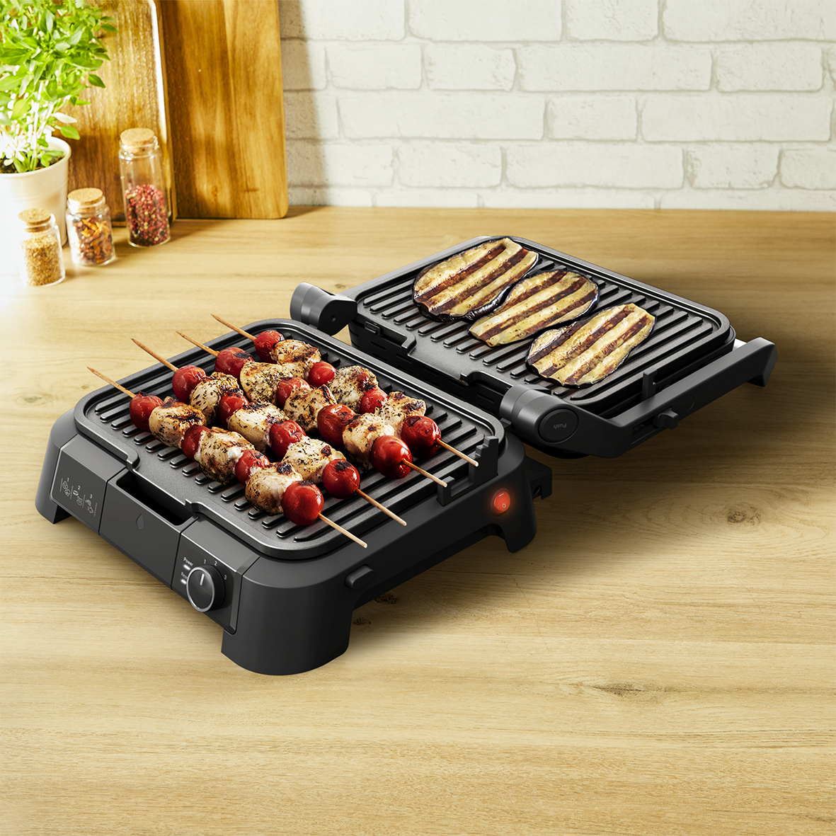 Fekete grill ételekkel; nyársak és grillezett zöldségek.