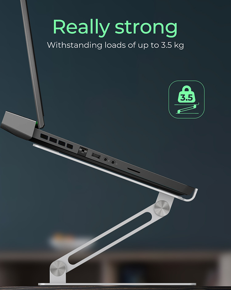 Ein Laptop wird auf einem silbernen Laptop-Ständer hochgeklappt.