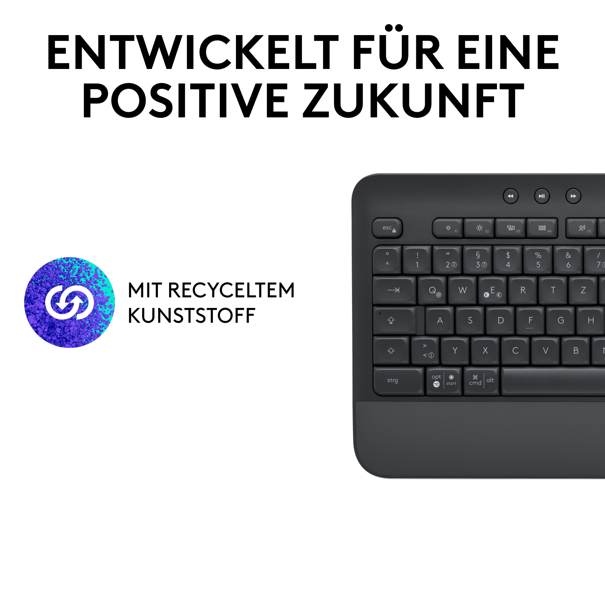 Eine dunkle Tastatur mit Handballenauflage. Der Text lautet: „ENTWICKELT FÜR EINE POSITIVE ZUKUNFT“ und „MIT RECYCELTEM KUNSTSTOFF“.