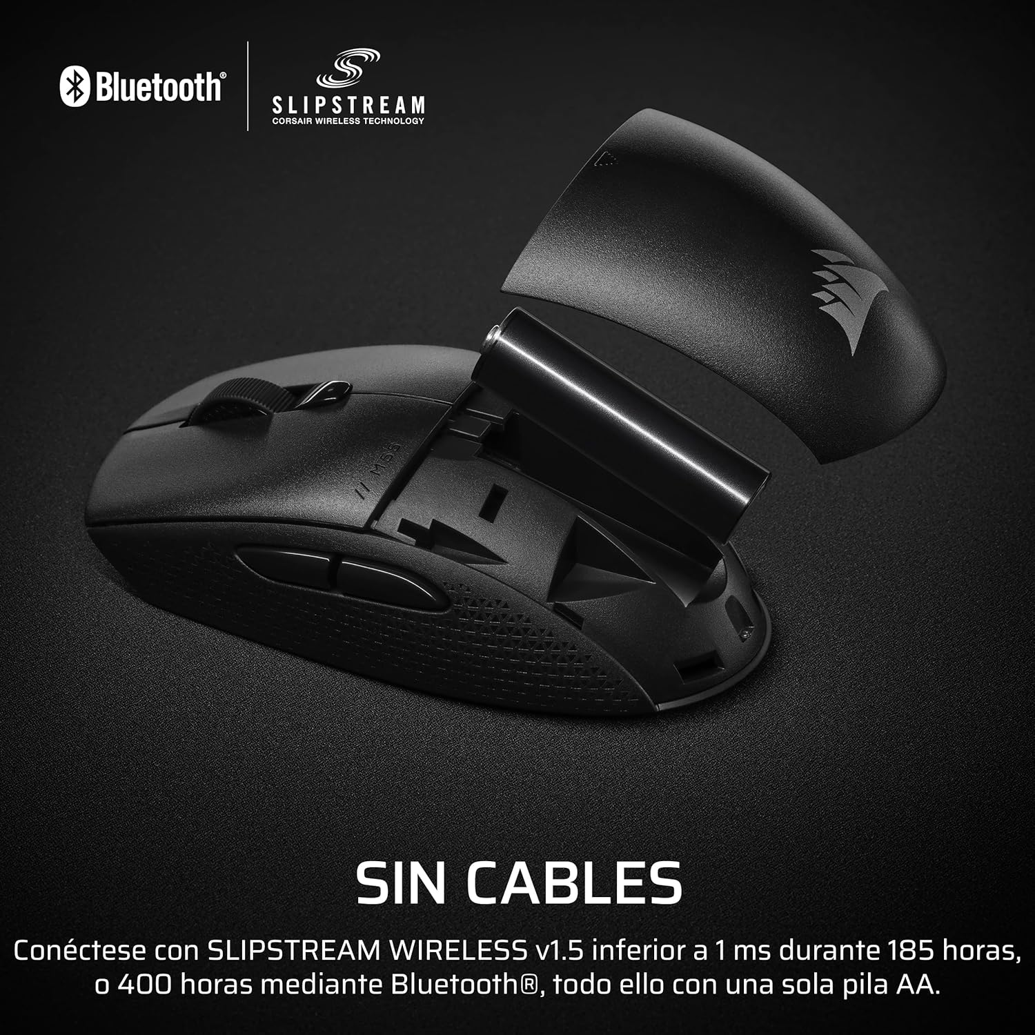 Ratón inalámbrico negro con compartimento de baterías abierto, con pilas AA.