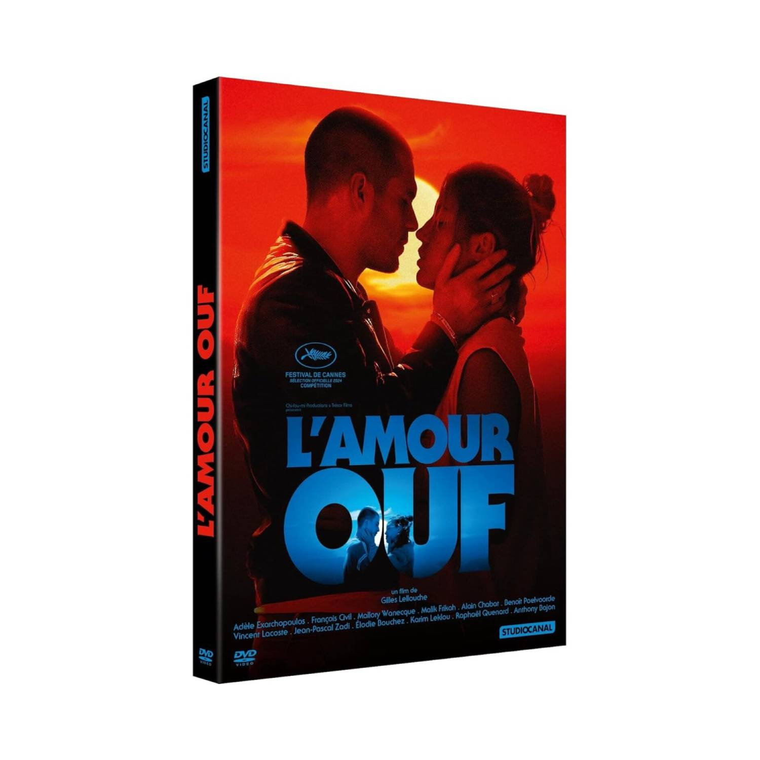 Un boîtier de DVD de film avec un couple qui s'embrasse. Le boîtier de DVD est sur un fond blanc.