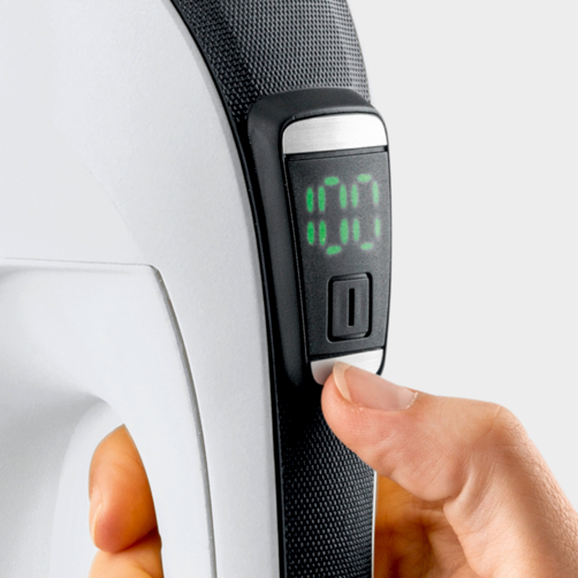 Ręka naciska przycisk na wyświetlaczu cyfrowym pokazującym 100, wskazując pełne naładowanie.