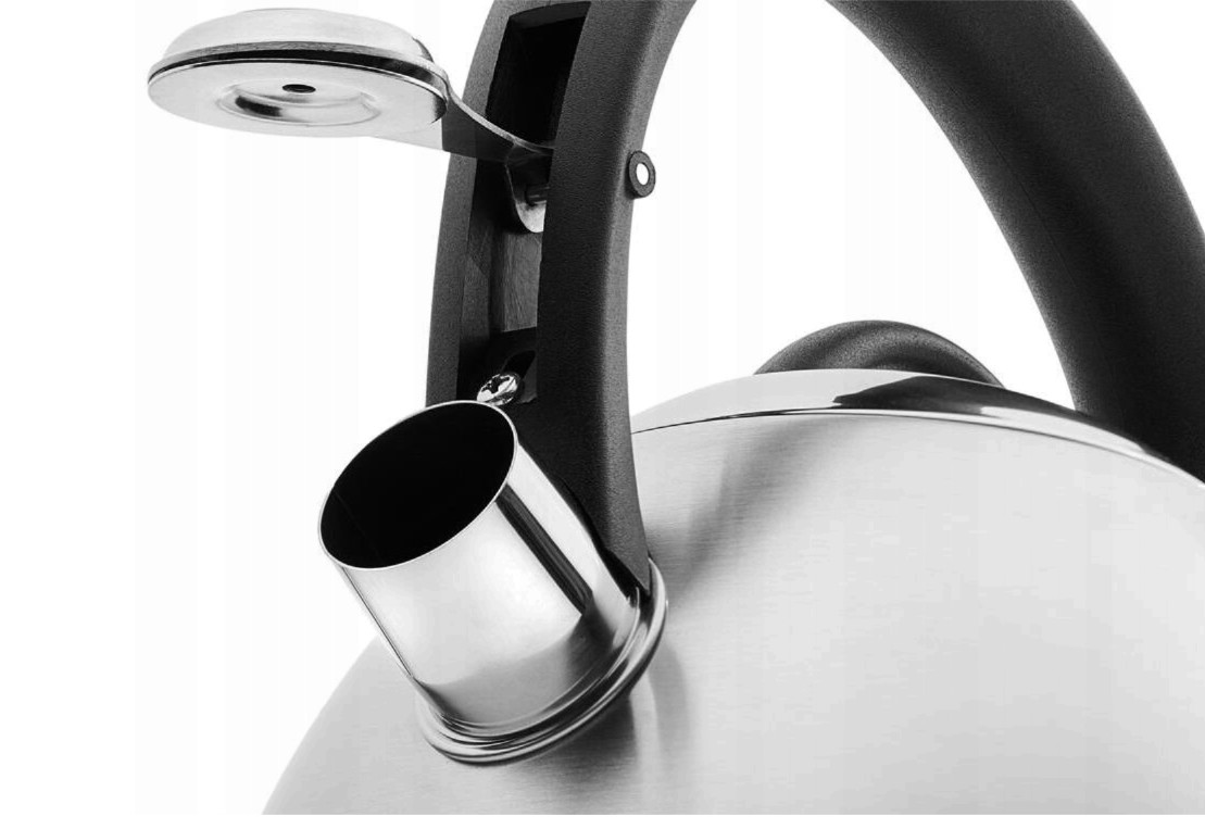 Czajnik ze stali nierdzewnej z czarnym uchwytem i wylewką. Wylewka ma dźwignię do otwierania.