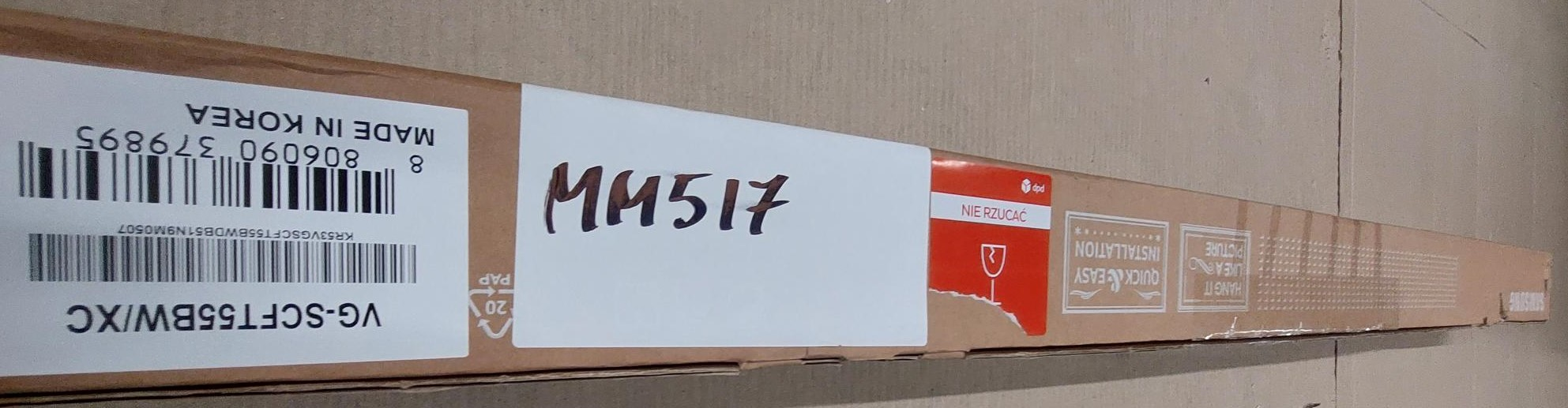 Długie, brązowe pudełko z tekstem i etykietą z napisem MH517.