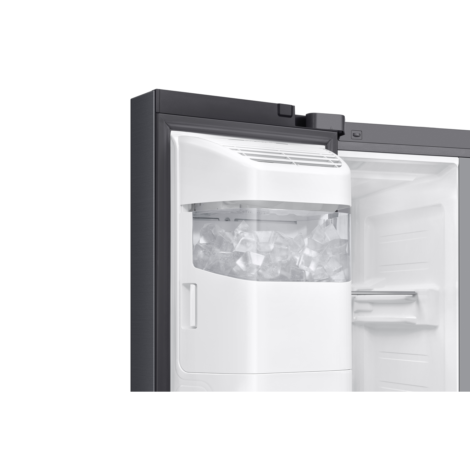 Een ijsmachine van een koelkast met een doorzichtige container vol ijsblokjes, de deur is open.