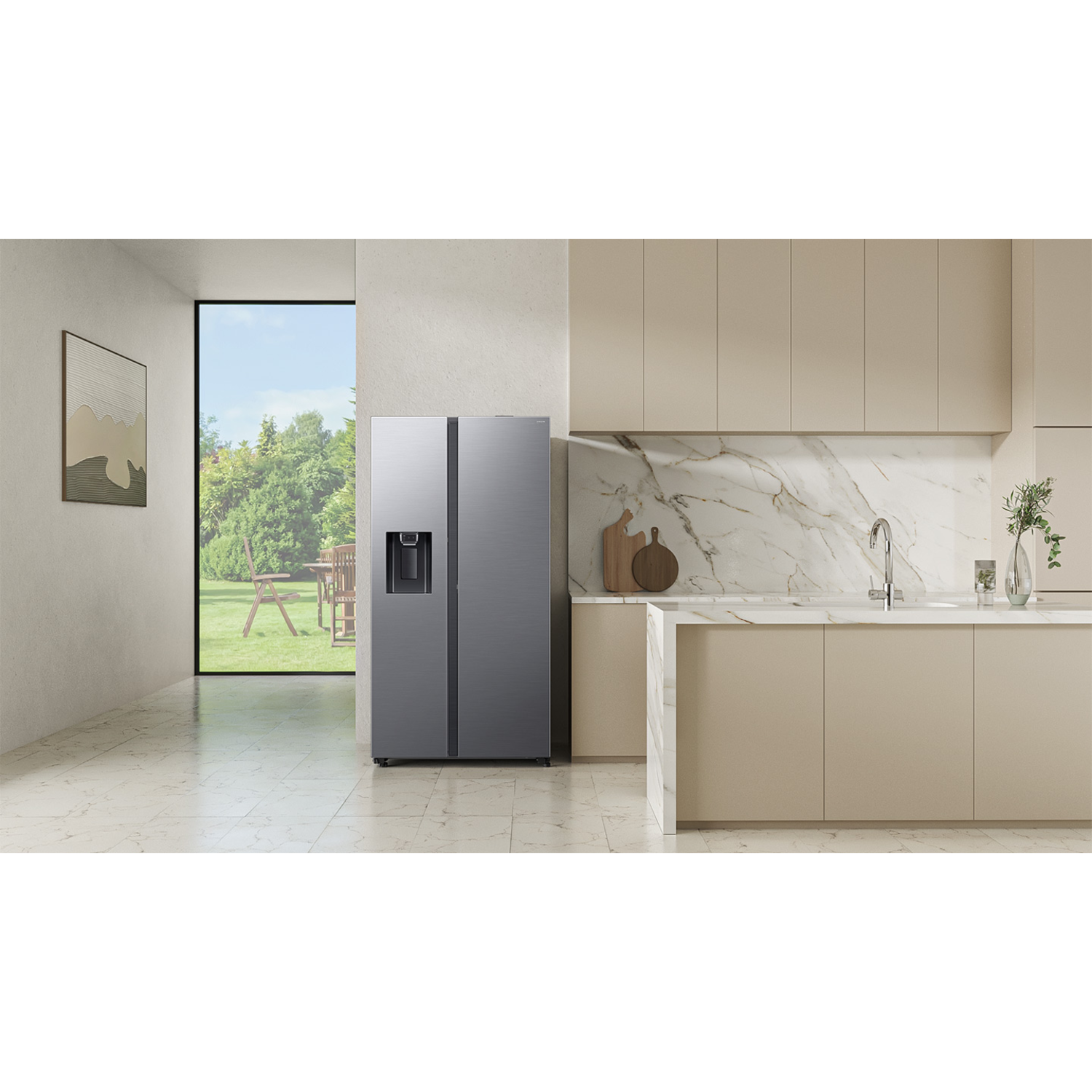 Moderne roestvrijstalen koelkast met een waterdispenser in een keuken.