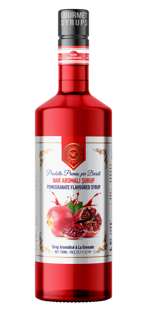 Nar aromalı şuruplu kırmızı bir şişe, nar görüntüleri içeren bir etiketle, siyah zemin üzerinde.