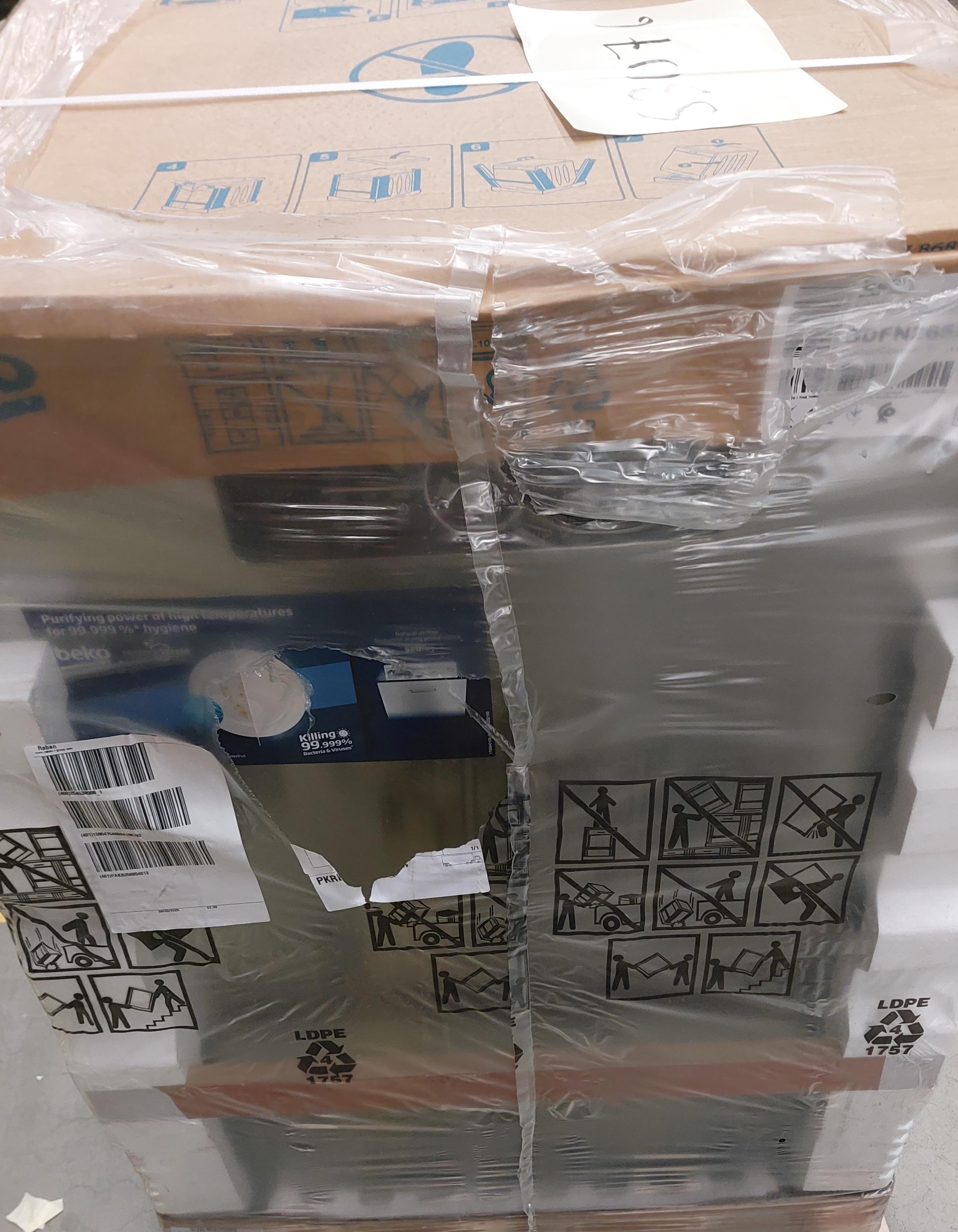 Paleta z zapakowanymi kartonami, owinięta folią, gotowa do transportu.