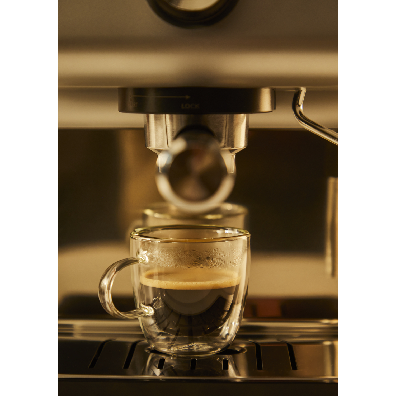 Close-up van koffie die in een glazen beker wordt gezet.