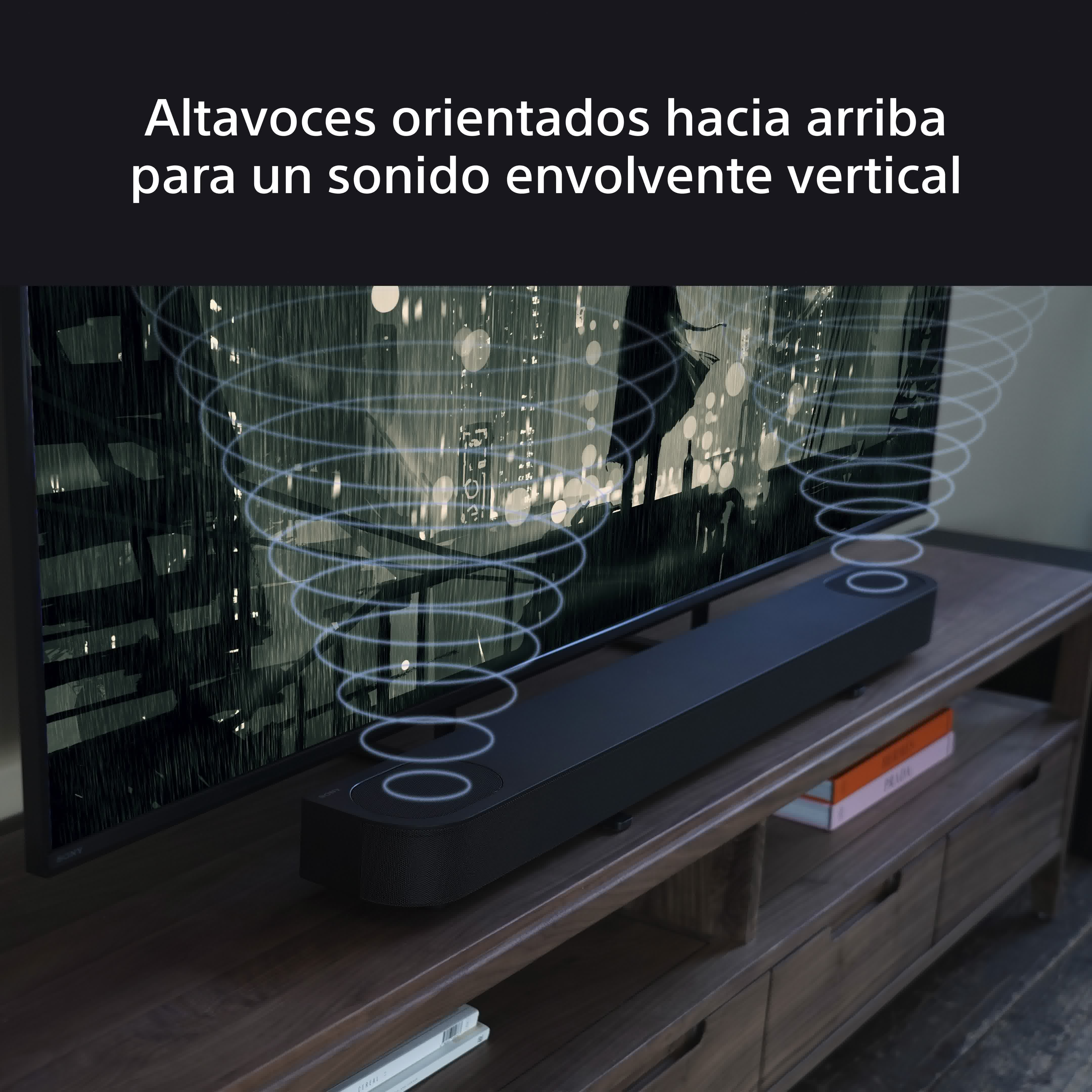 Barra de sonido frente al televisor en un soporte de madera.