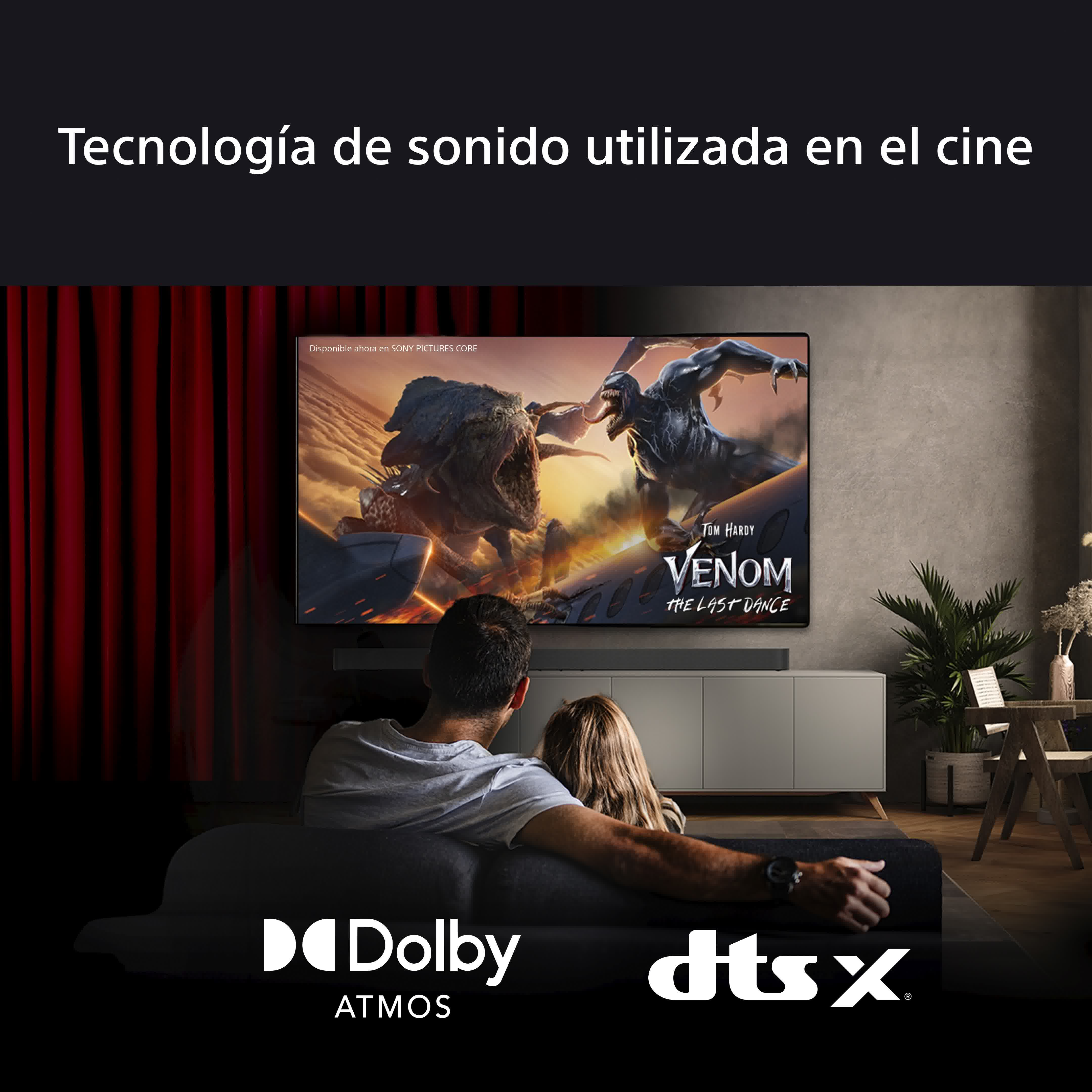 Familia viendo una película en una pantalla grande. El texto en la pantalla dice 'Venom: The Last Dance'.