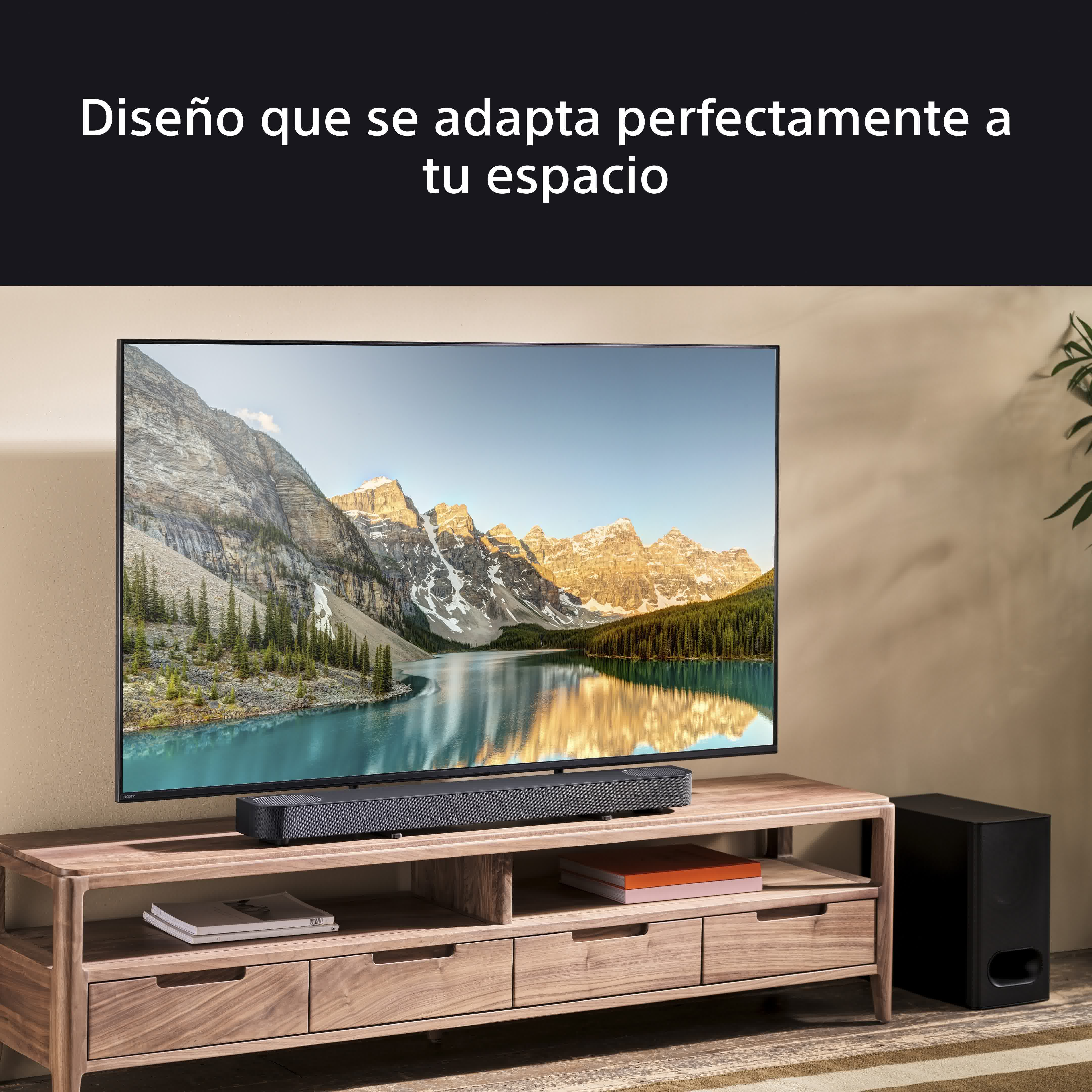 Salón con TV en soporte de madera, barra de sonido, subwoofer y vista montaña.