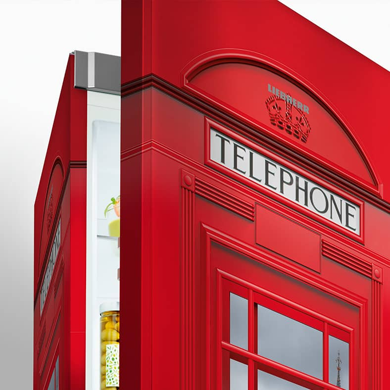 Ein Kühlschrank mit Londoner Telefonzellen-Design. Die Tür ist offen und zeigt Regale mit Lebensmitteln.