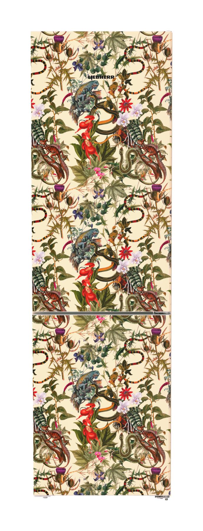 Kühlschrank mit einem Blumenmuster aus Blumen, Schlangen und Disteln bedeckt.