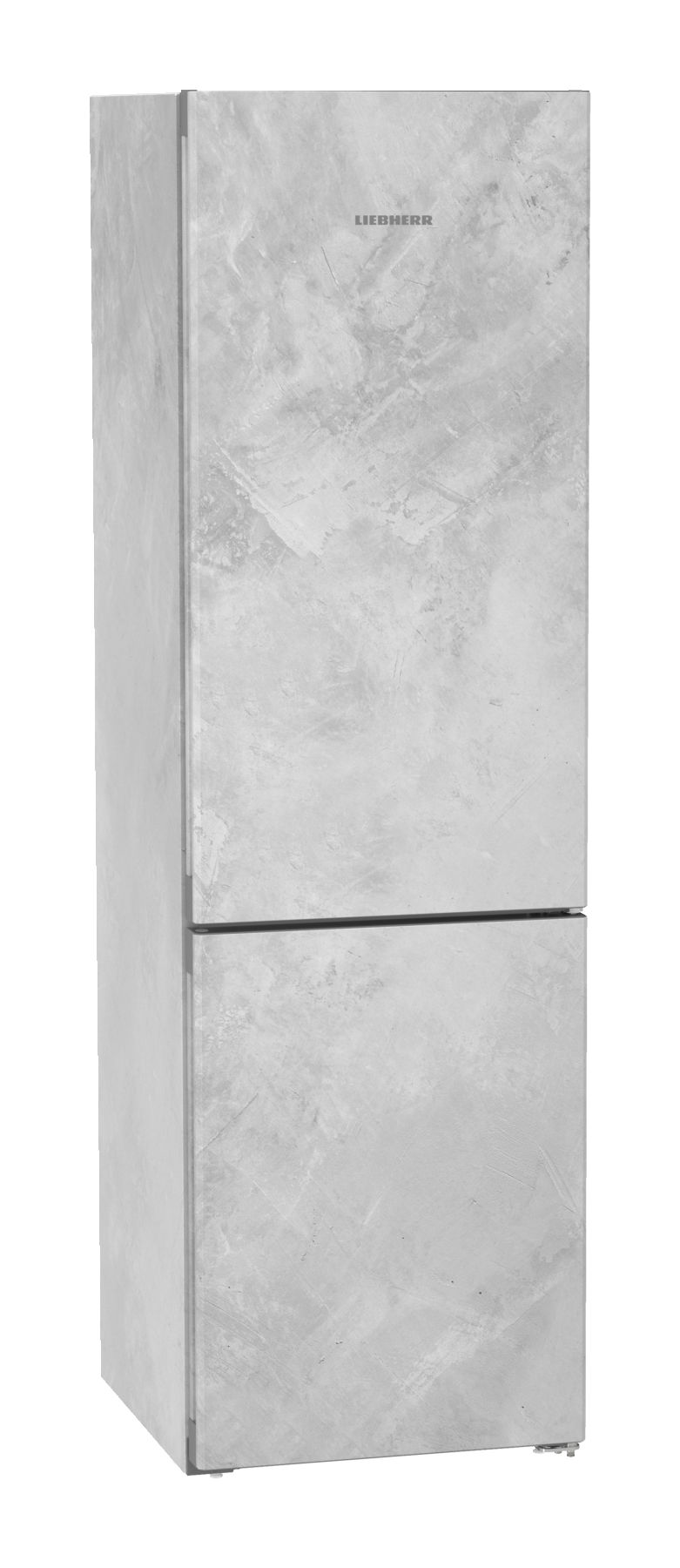 Ein hoher, grauer Kühlschrank mit strukturierter Oberfläche vor schwarzem Hintergrund.