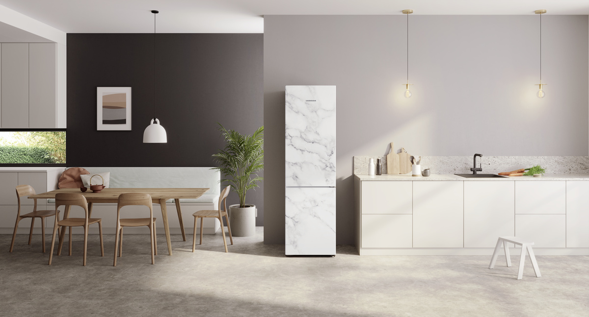 Moderne Küche mit Kühlschrank mit weißem Marmormuster und Leuchten.