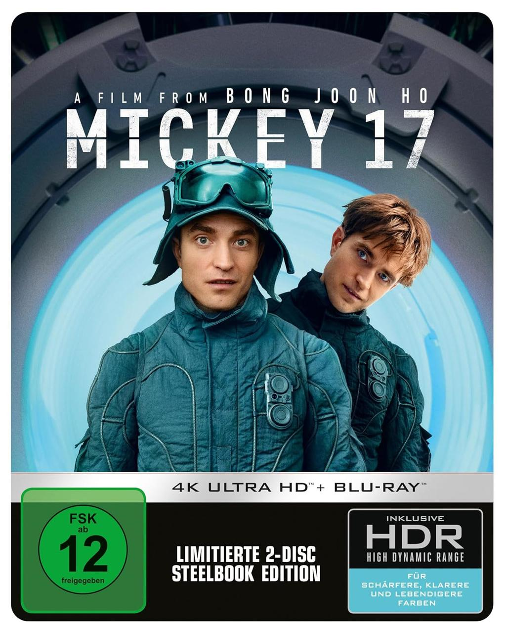 Filmplakat mit zwei besorgten Männern. Der Titel 'Mickey 17' steht darüber, mit anderem Text.