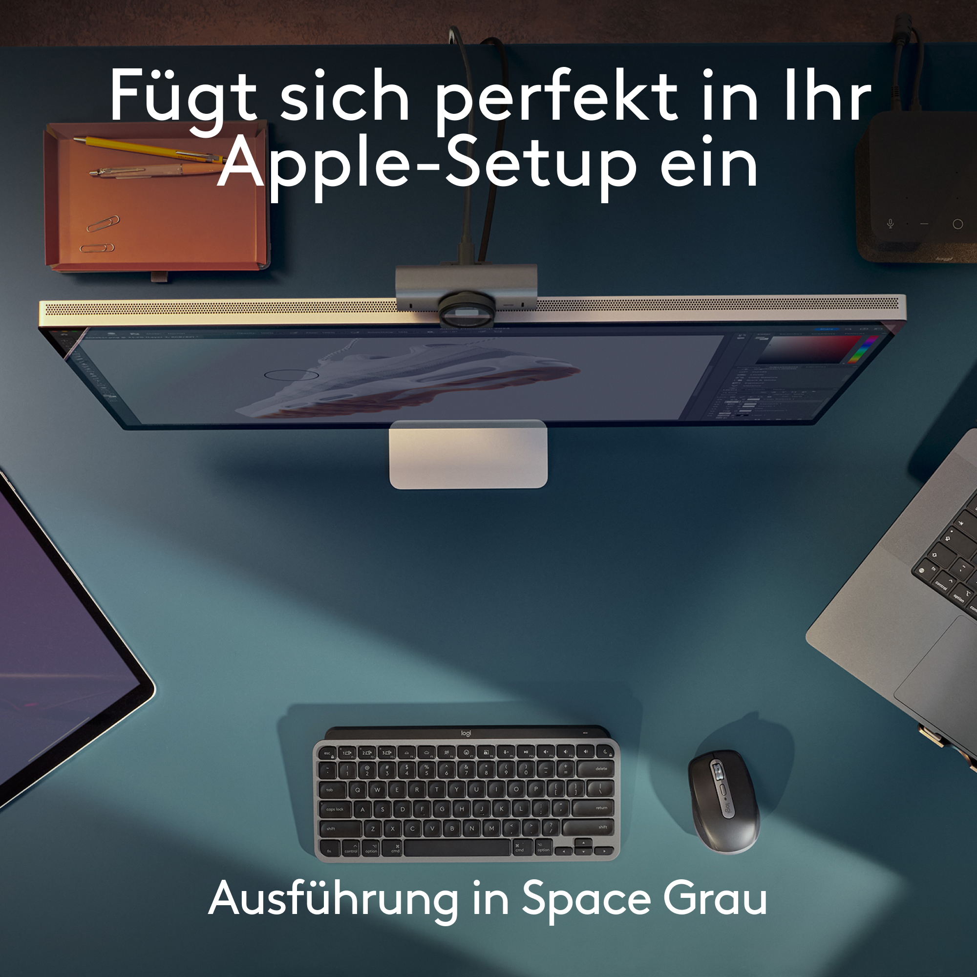 Ein Büro-Setup mit Monitor, Tastatur, Maus und anderem Zubehör.