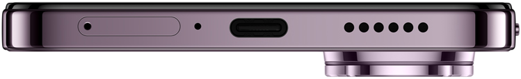 A telefon alsó szélének közeli képe: USB-C port, hangszórólyukak és kamera lencséje.