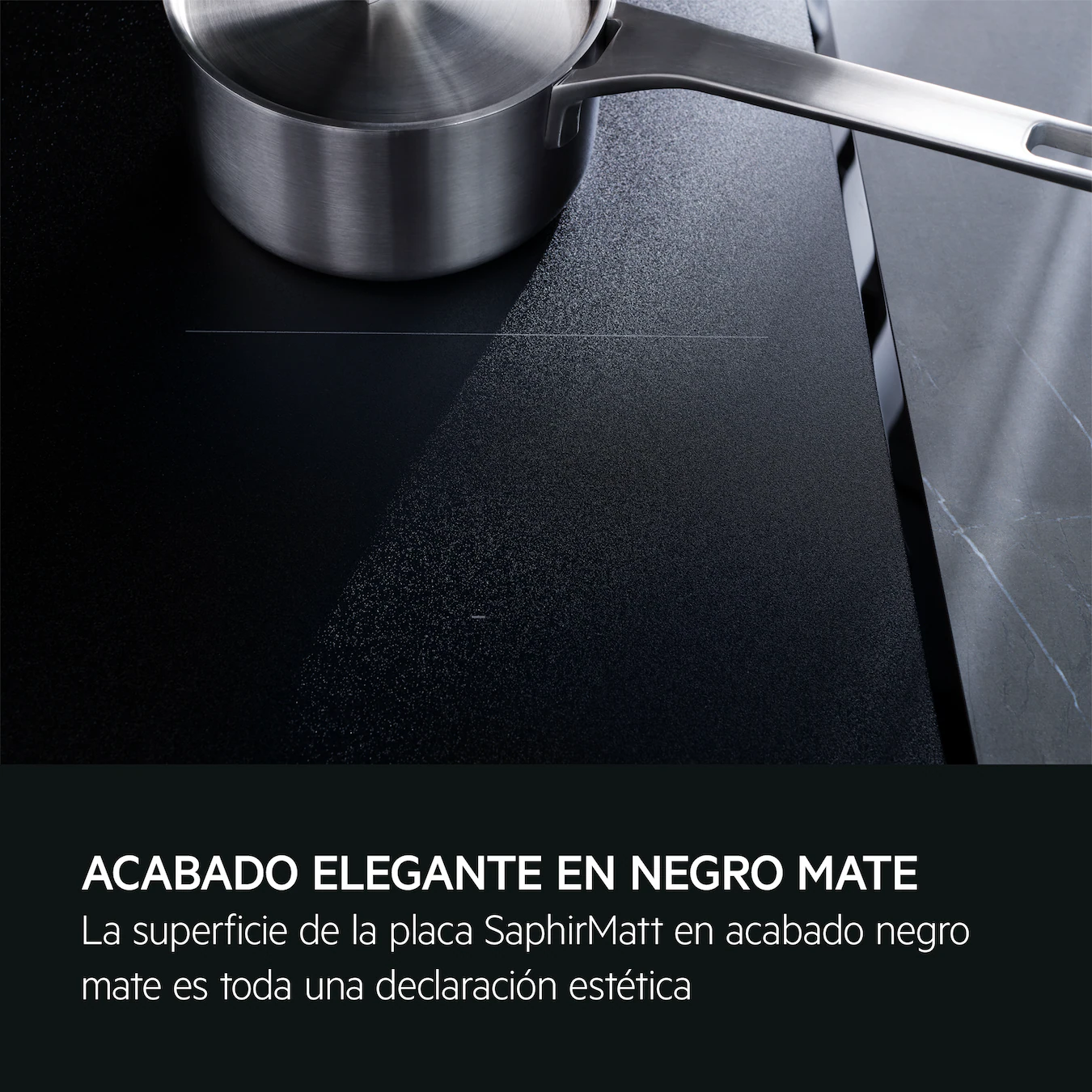 ACABADO ELEGANTE EN NEGRO MATE
La superficie de la placa SaphirMatt en acabado negro mate es toda una declaración estética