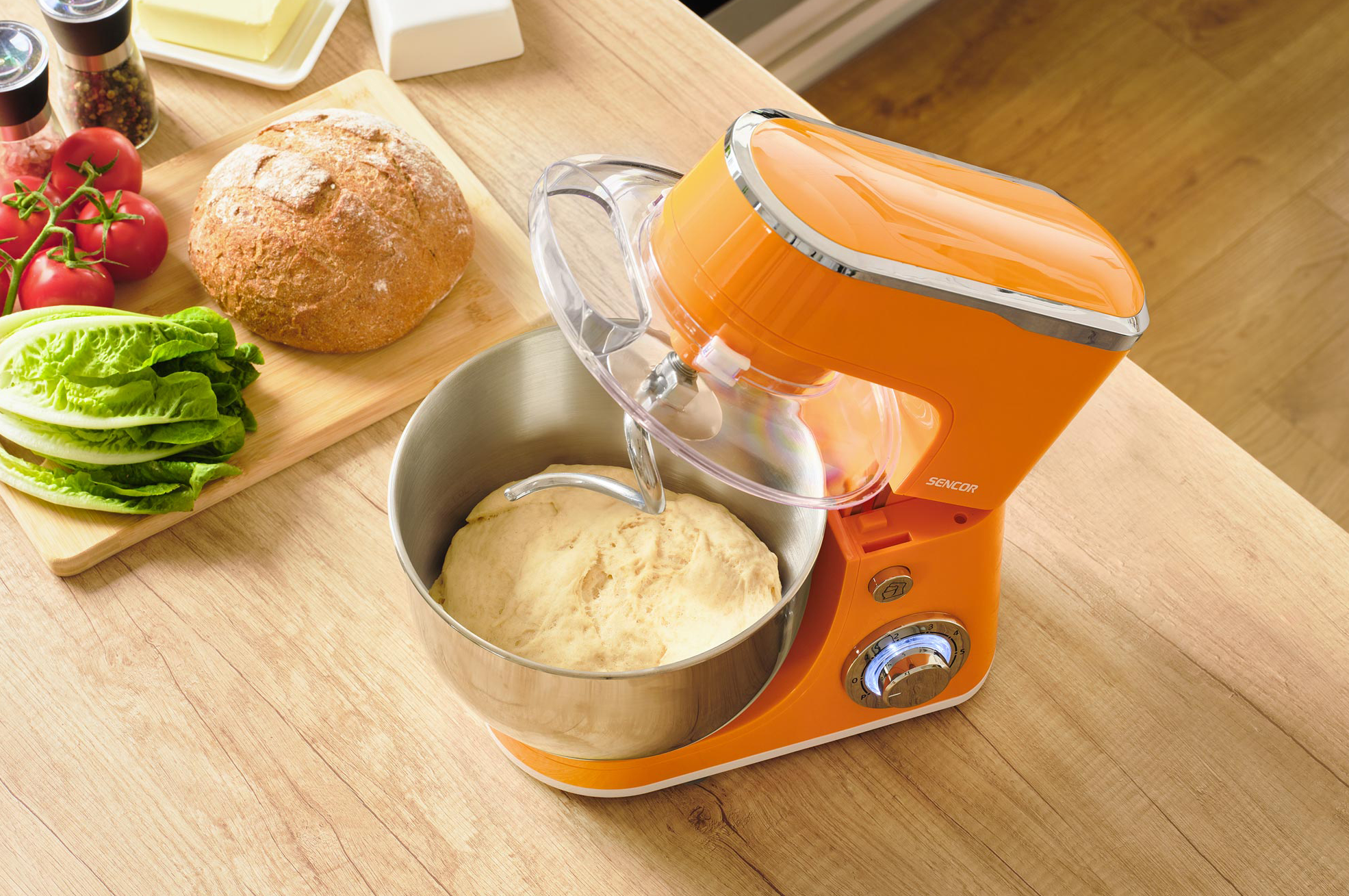 Narancssárga konyhai mixer hozzávalókkal.