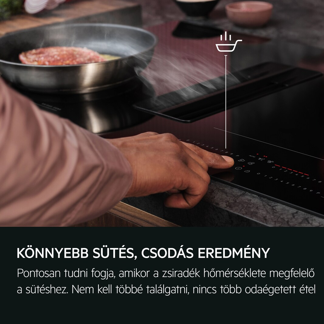 Egy személy keze egy digitális főzőlapot kezel egy serpenyővel.