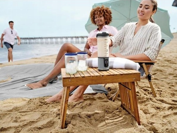 Ludzie na plaży robią smoothie.