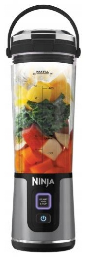 Srebrno-czarny blender Ninja z owocami i warzywami w środku.