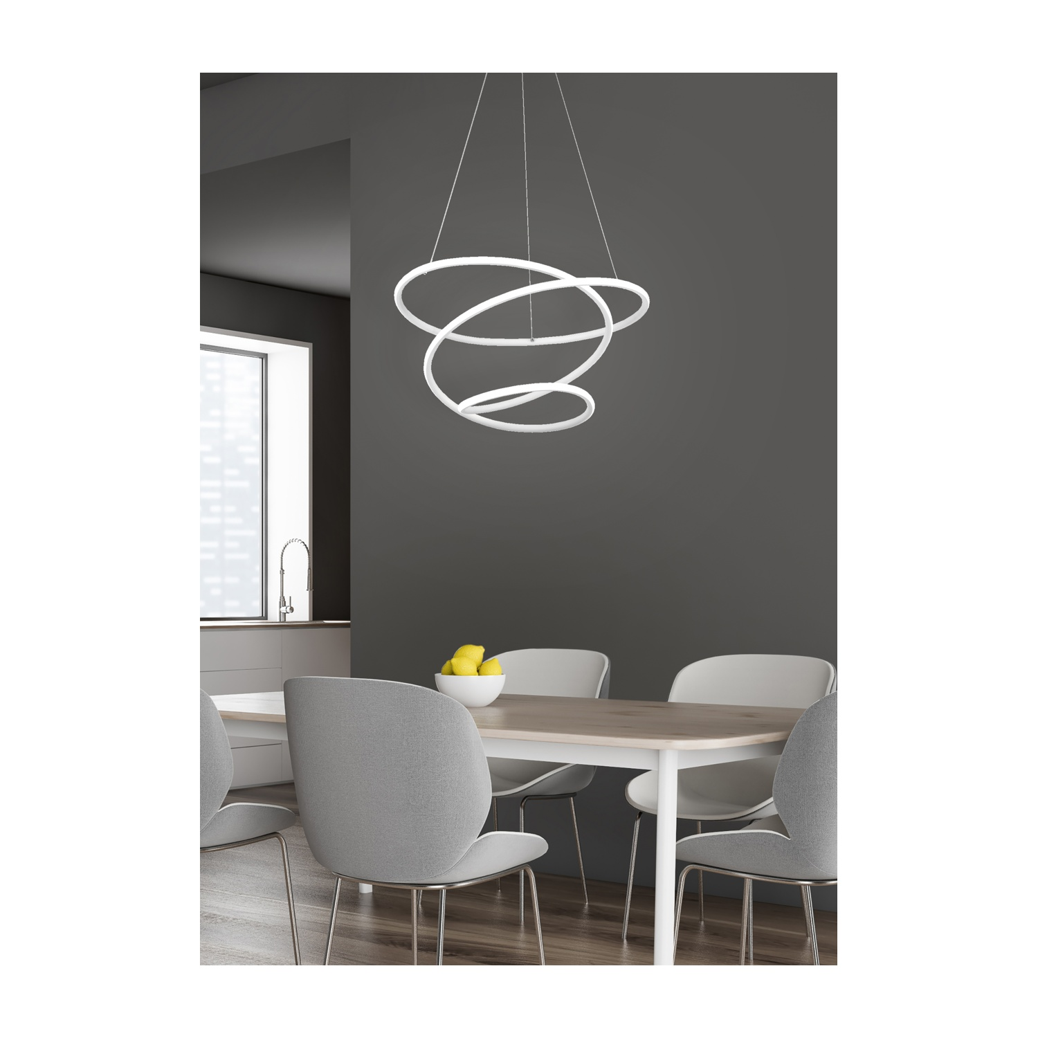 Lampadario a spirale bianco moderno appeso sopra un tavolo da pranzo con sedie e limoni.