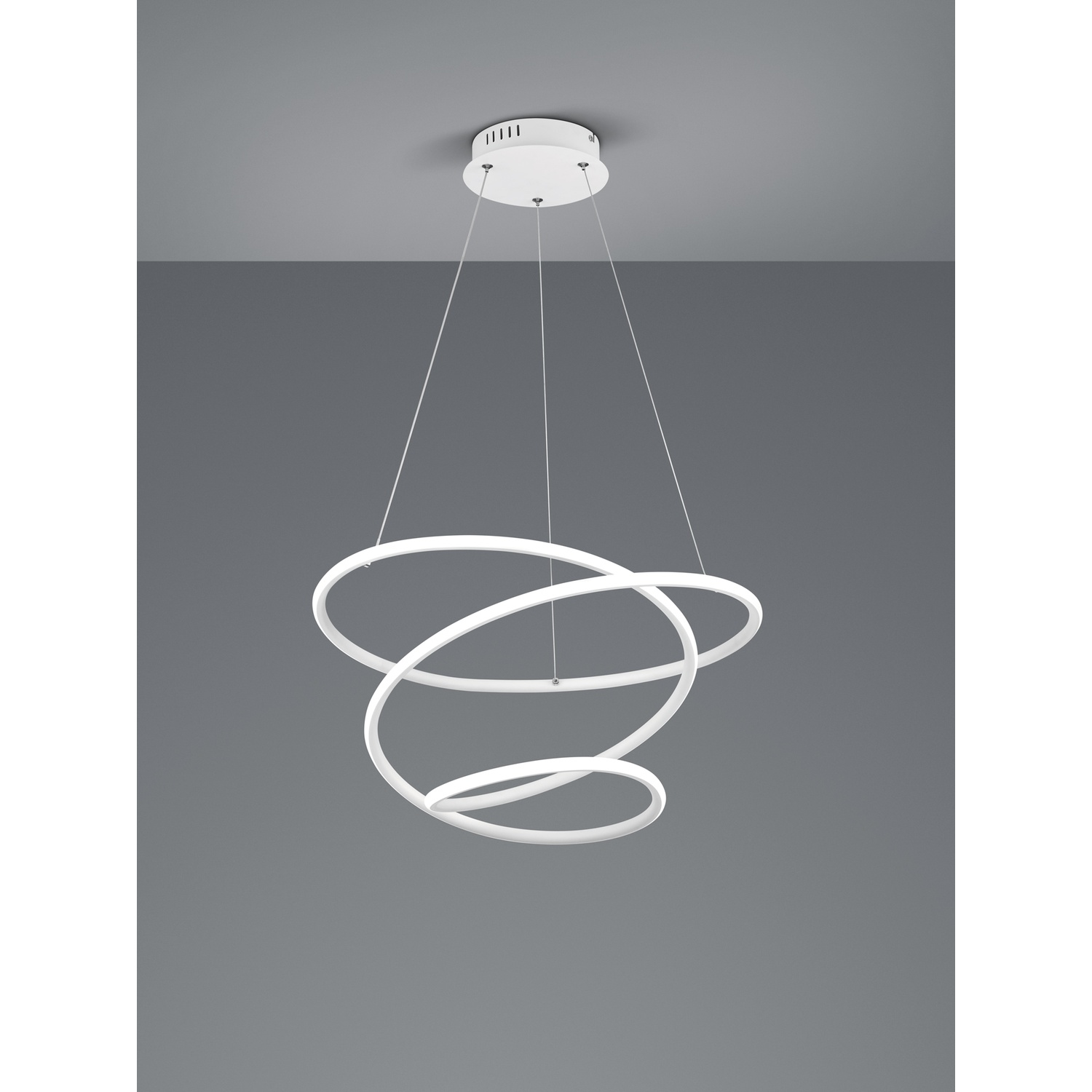 Lampada a sospensione bianca moderna con un design a spirale, appesa su sfondo grigio.
