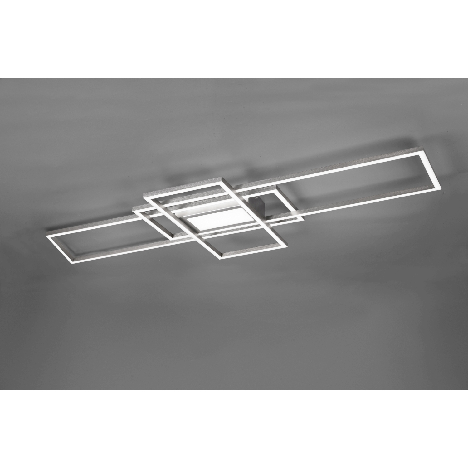Lampada da soffitto moderna con quadrati. La lampada è su un soffitto grigio. La luce è accesa.