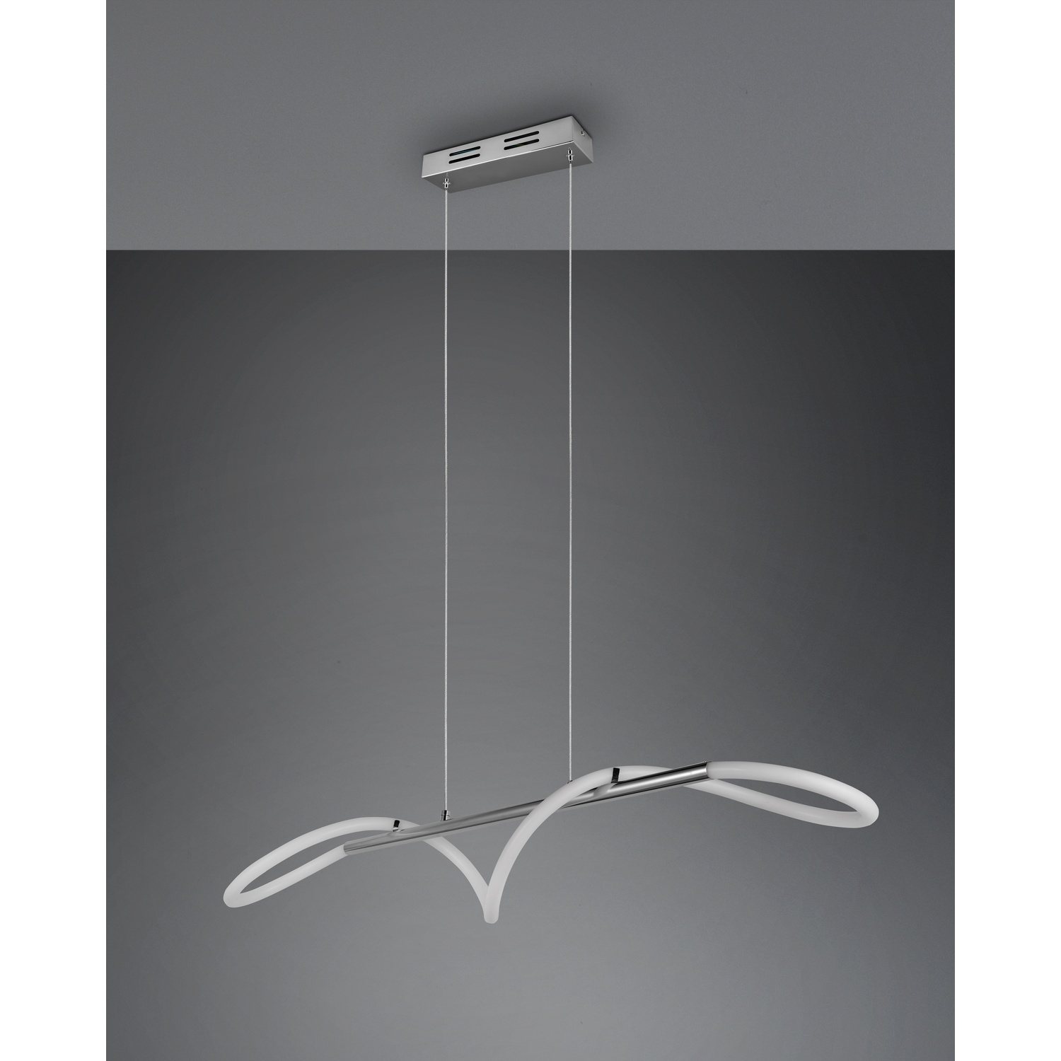Una moderna lampada a sospensione bianca con un design bianco curvo appesa al soffitto.
