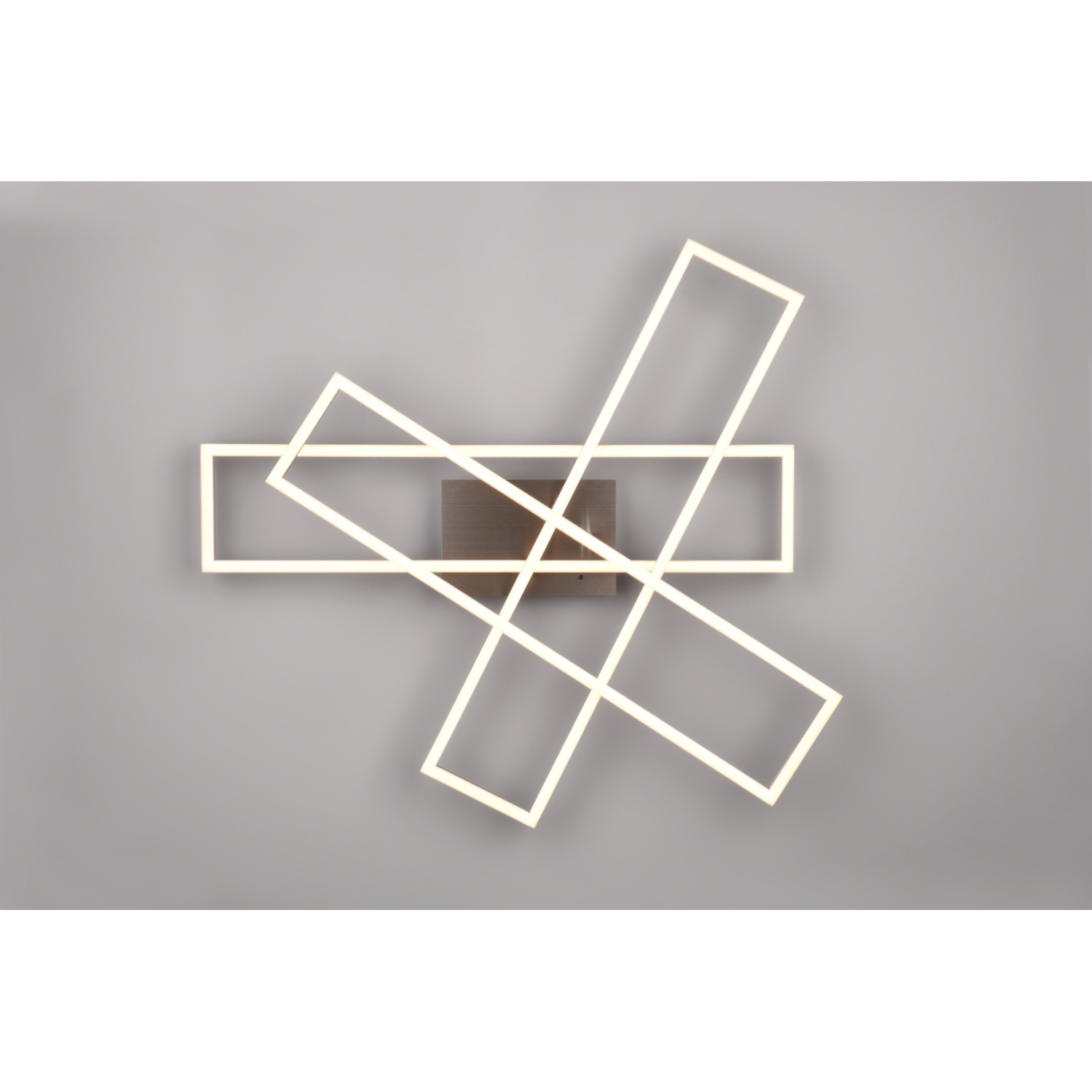 Lampada da soffitto moderna con luci rettangolari intersecanti.