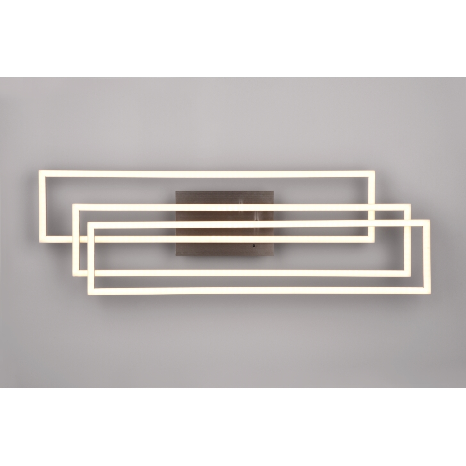 Lampada da soffitto a LED moderna con tre telai luminosi rettangolari collegati. Su sfondo grigio.