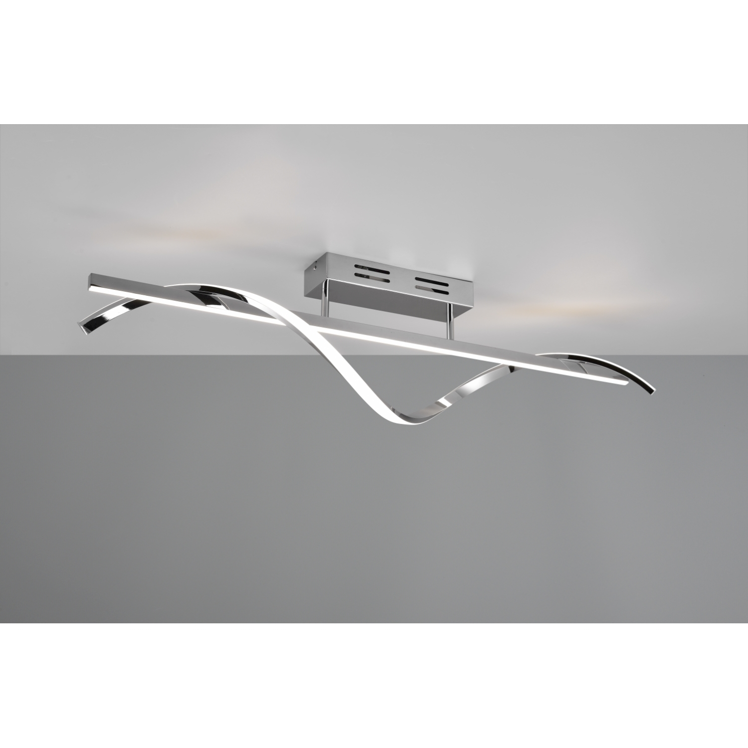 Lampada da soffitto con metallo curvo e luce bianca.
