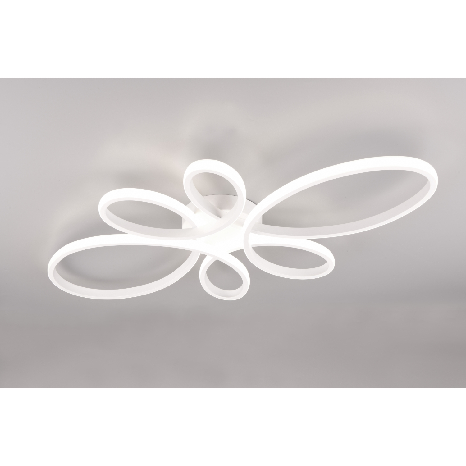 Lampada da soffitto bianca con un design unico di forme ovali intrecciate.