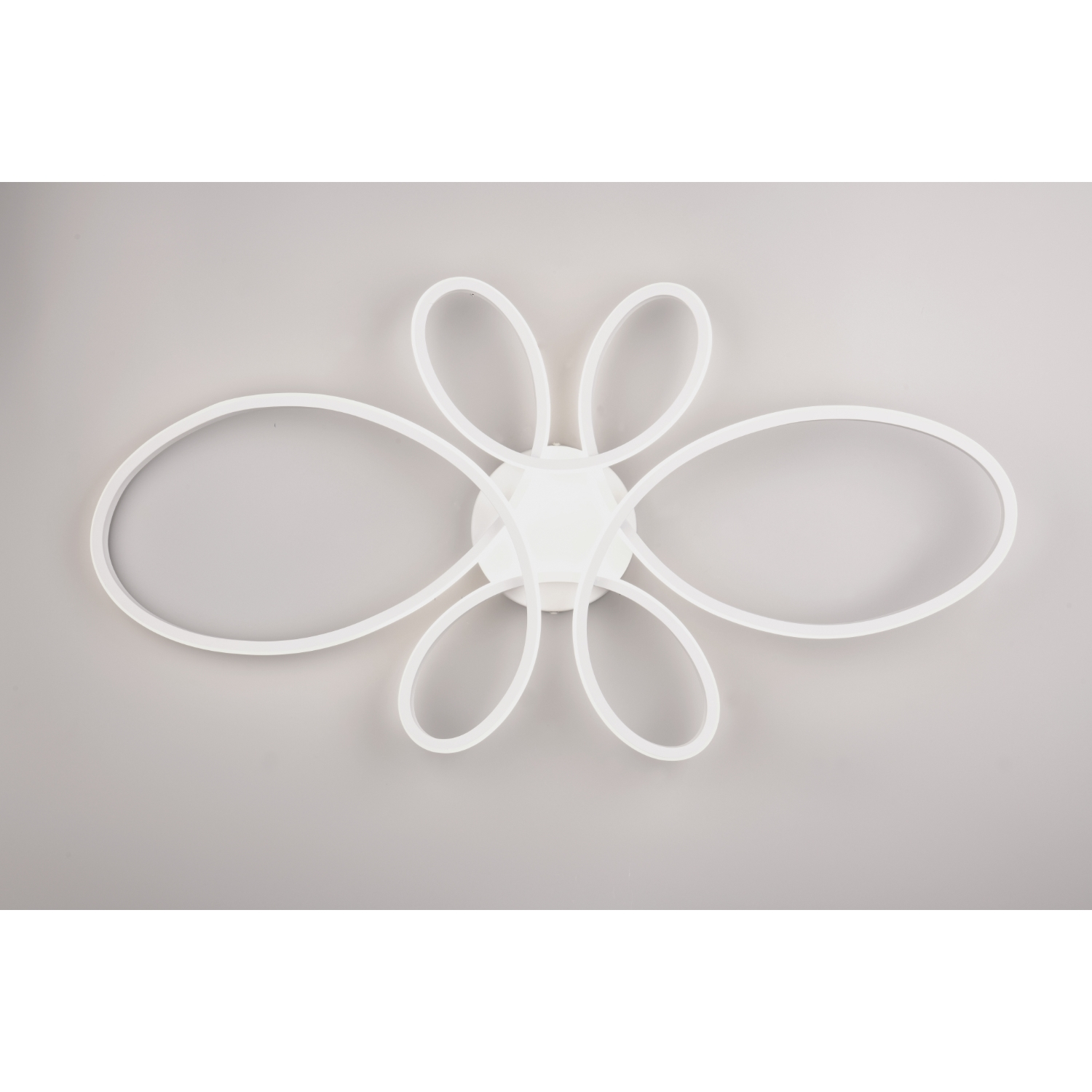 Un apparecchio di illuminazione a soffitto bianco con un design a forma di fiore.